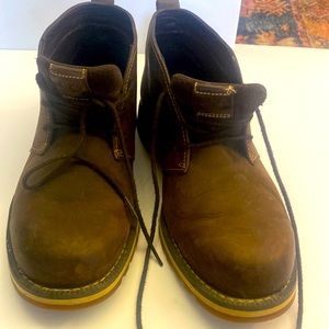 Men’s Timberland brown suede desert boots size 8.5- like new - barely worn.